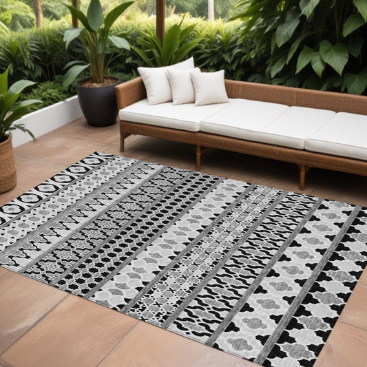 10' X 14' Black Gray And Ivory Quatrefoil Washable Indoor Outdoor Area Rug-0